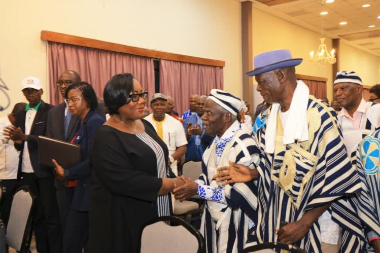 Côte d’Ivoire : Face à ses parents de Toulepleu/  Mme Ouloto-Lamizana  annonce le démarrage, de travaux portant sur 25 kilomètres d’ouverture de voies et  l’extension du réseau électrique dans la région.